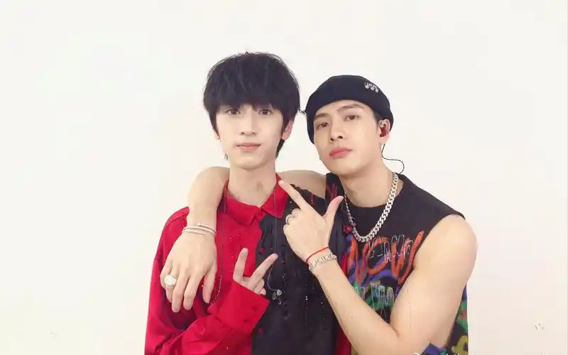 王嘉尔严浩翔初次见面芒果跨年后台热情拥抱