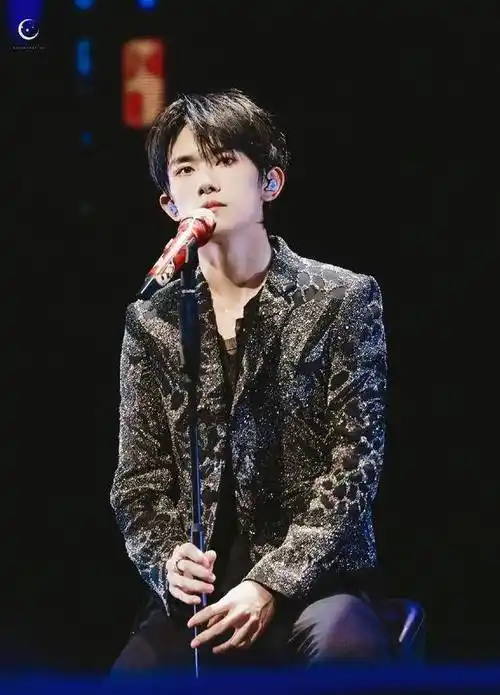 易烊千玺胡先煦李兰迪期末合照曝光,美女如云,胡先煦的手亮了!