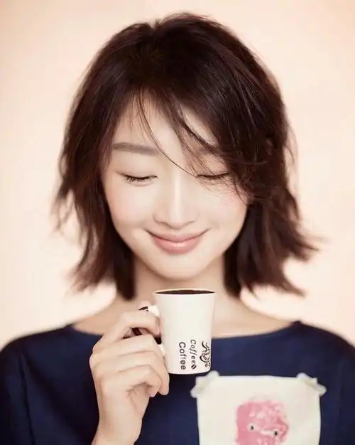 哈哈,对了,我要说的是周冬雨的笑容.