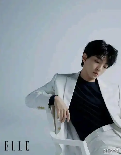 王俊凯巴黎街头大片惊艳亮相浅色西装展现少年与成熟完美融合