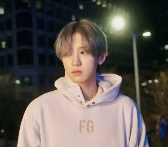 原创exo朴灿烈入伍后近照首曝光寸头帅气健康灵气在部队仍稳居c位