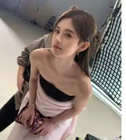 鞠婧祎晒自拍照,黑裙露香肩美腿,甜美又可人!_包括_网友_生活