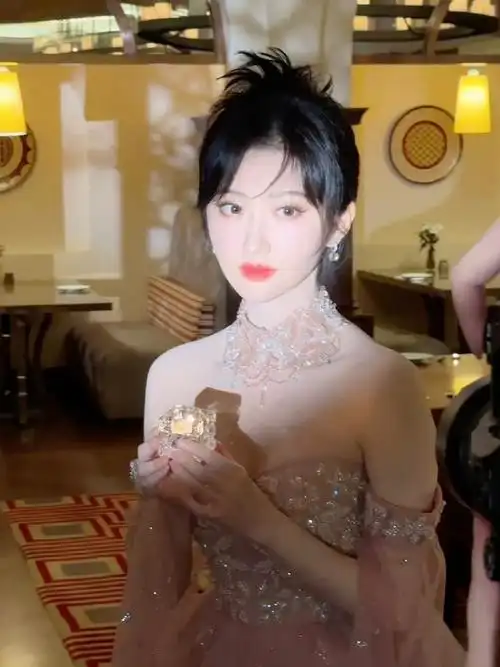 景甜香槟色闪片公主裙