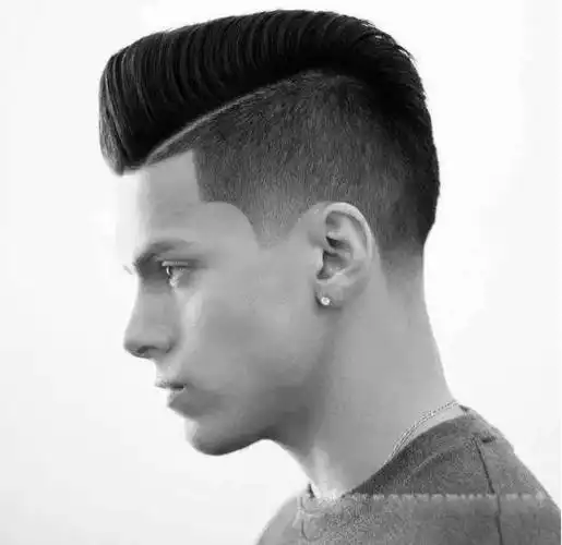 庞毕度发型的细节男士油头男士油头现代款的庞毕度则是将头部两侧