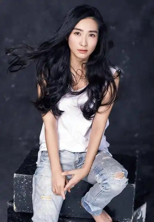 "安陵容"陶昕然晒全家福!男方帅气当模特,女儿高级脸像妈妈的_女性_时