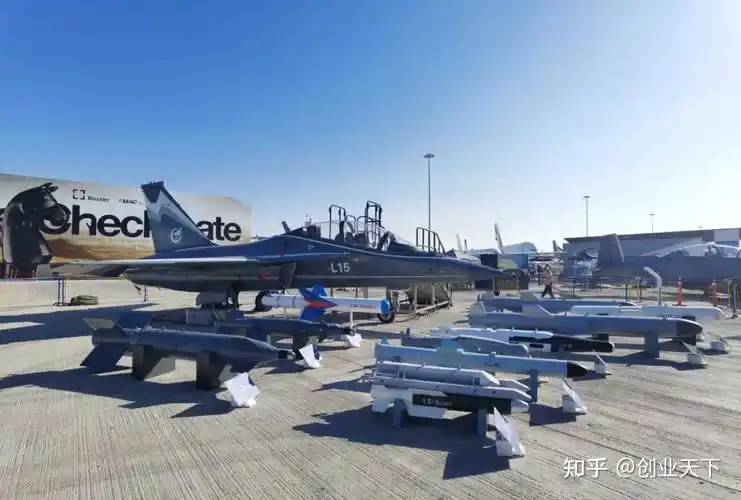 我国自主研发新一代高级教练机猎鹰亮相迪拜航展