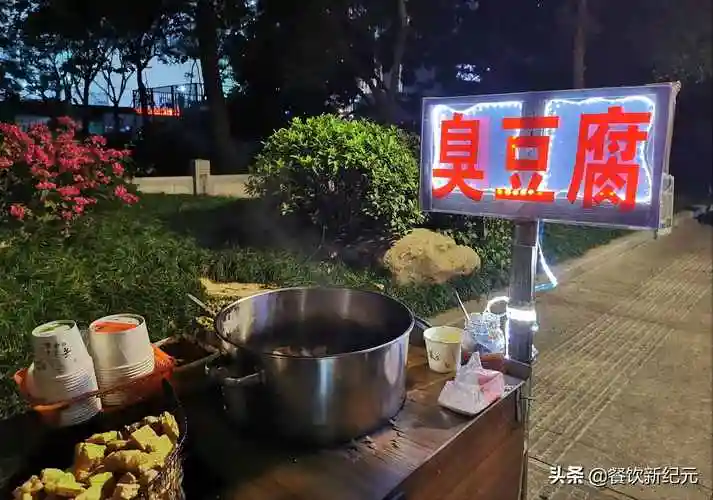 东莞进厂的人越来越少,小伙摆摊去年一晚卖2000,今年只能卖500