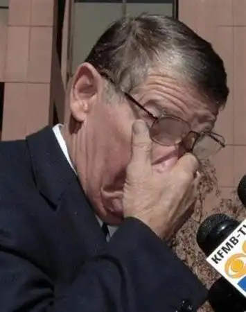 28日公开承认自己收受了至少240万美元的贿赂,眼泪汪汪地宣布辞职