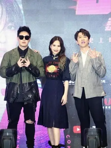 杨丞琳晒与潘玮柏合影二人将共同担任节目导师