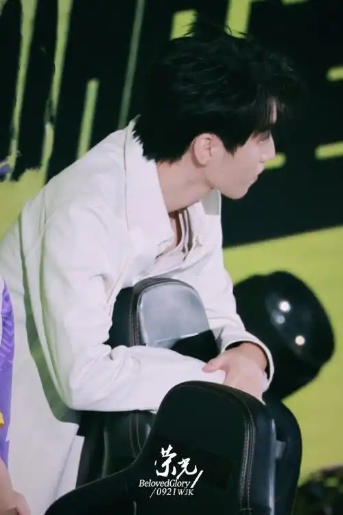 王俊凯|英雄联盟手游周年狂欢夜现场图,白色外套…头戴耳机,电竞男主