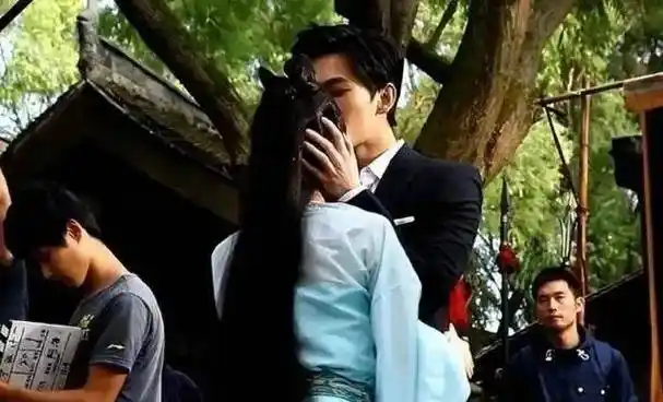 杨洋张天爱恋爱时间线曝光,举止暧昧眼神拉丝,多次穿同一件衣服