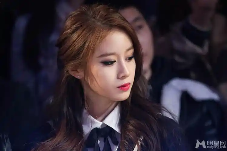 tara成员朴智妍出席首尔时装周 大眼放电惊艳亮相