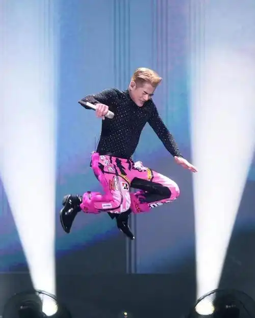 而如今58岁的郭富城再次开启世界巡演的舞台,从以往演出中看到,他在