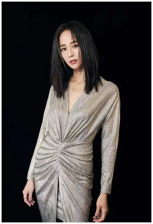 原创张钧甯性感起来毫无顾忌穿抽绳连衣裙秀好身材美得飒爽又冷艳