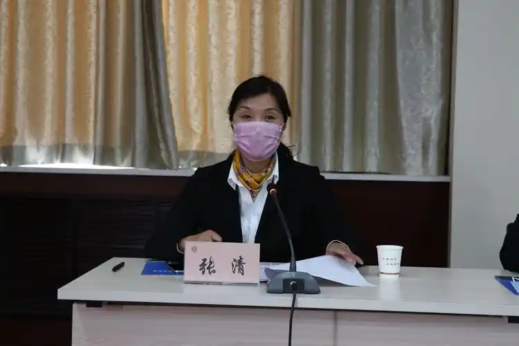 省委组织部宣教干部处处长张清宣布任免文件