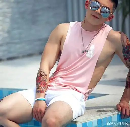 身高只有170,因为拥有好身材长相帅气的脸,做男装模特这么吃香