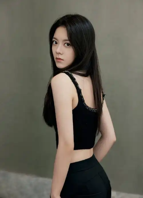 赵今麦换造型师了吧#赵今麦吊带短上衣黑长直造型,妹妹今天好漂亮