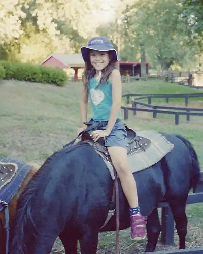 昆凌罕见晒童年照片 长发大眼对镜甜笑