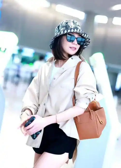 贾静雯现身机场,身穿燕麦色衬衫搭配黑色短裤,时尚又显瘦!