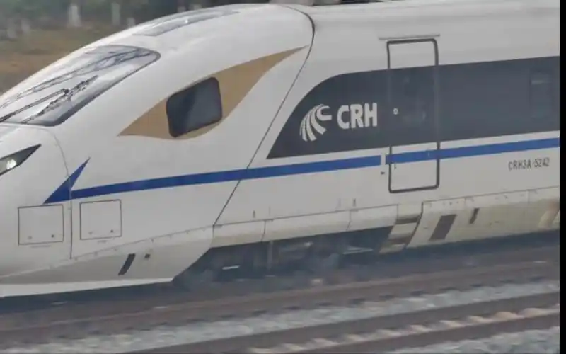 西成高铁,和谐号crh3a-5242担当的c6311次列车接近成都东站!