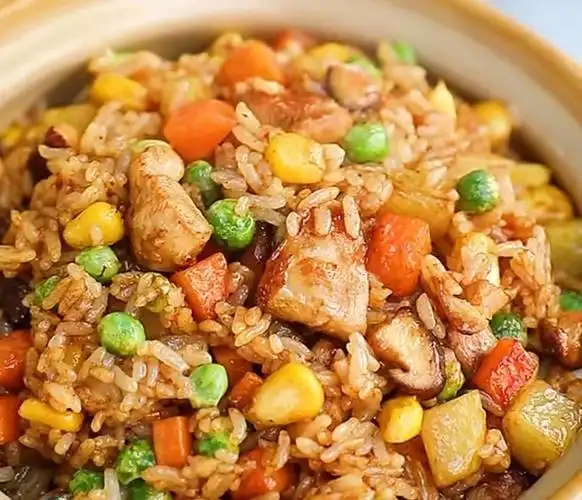 营养又美味的鸡肉三丁焖饭的家常做法-最简单的营养又美味的鸡肉三丁