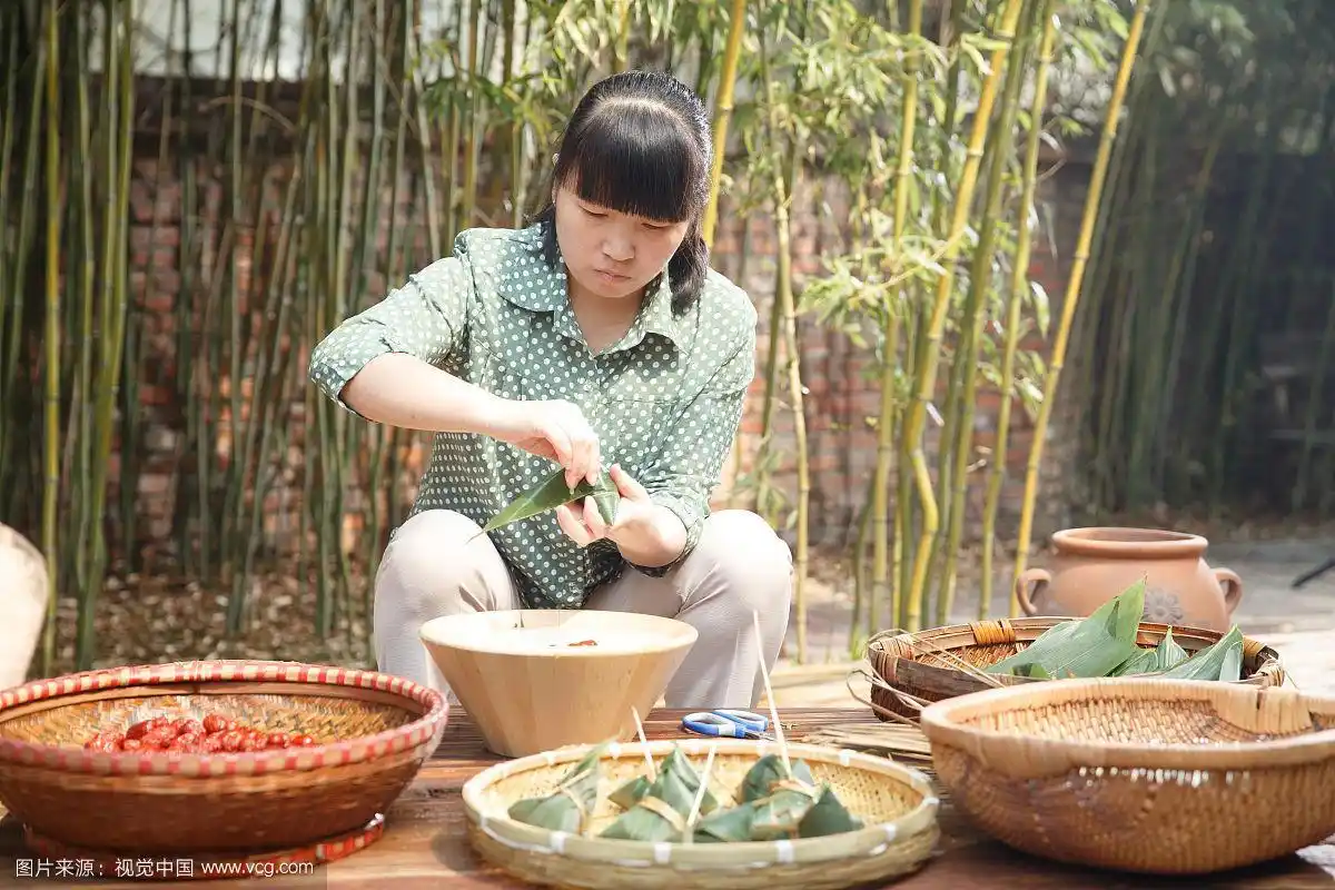 中年女人包粽子