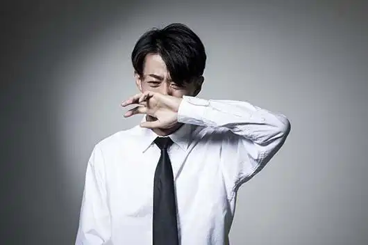 40岁大叔深夜坐路中哭泣:中年人连崩溃,都要先挑好时间