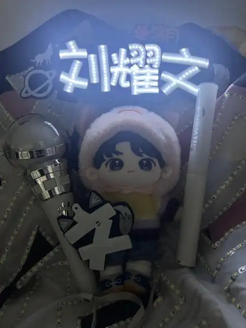 刘耀文叁重楼暨出道四周年演唱会##刘耀文楼内唯一all银all白