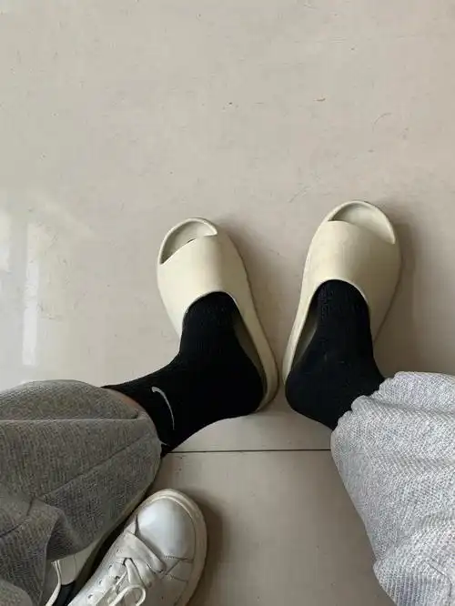 灰裤子暖男高中生