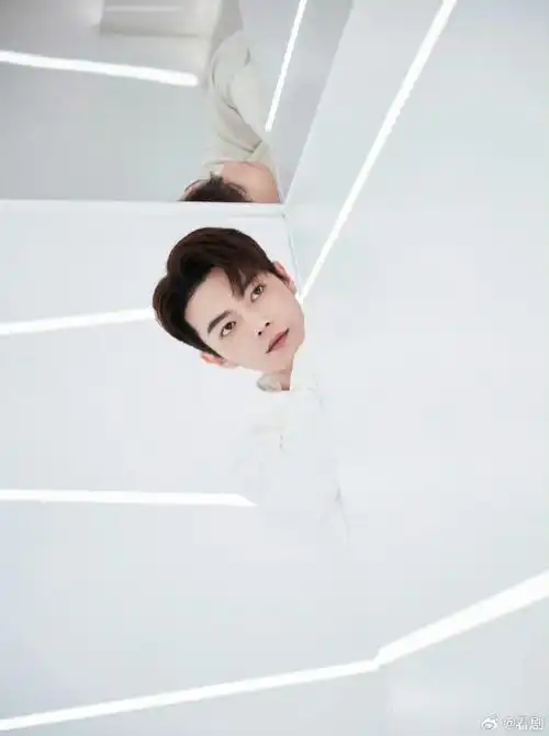 许凯#纯白西装套装大片送达,干净优雅又帅气的soso我一整个爱住好