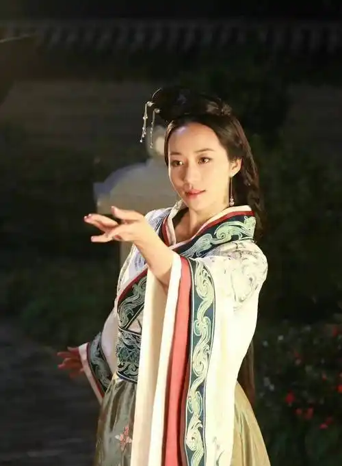 些许柔情从剧照来看韩雪早期也扮演过貂蝉看着也还是很漂亮的眉目含情