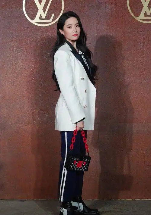 刘亦菲穿西装配皮裤,一身造型很显"贵",挺像个小富婆|穿搭|小香风