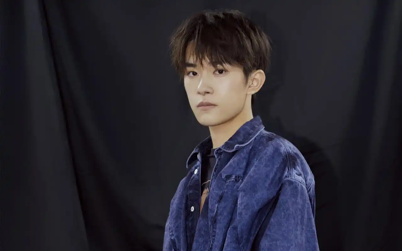 易烊千玺时尚休闲写真图片壁纸,大陆明星,高清,帅气,帅哥,tfboys,易烊