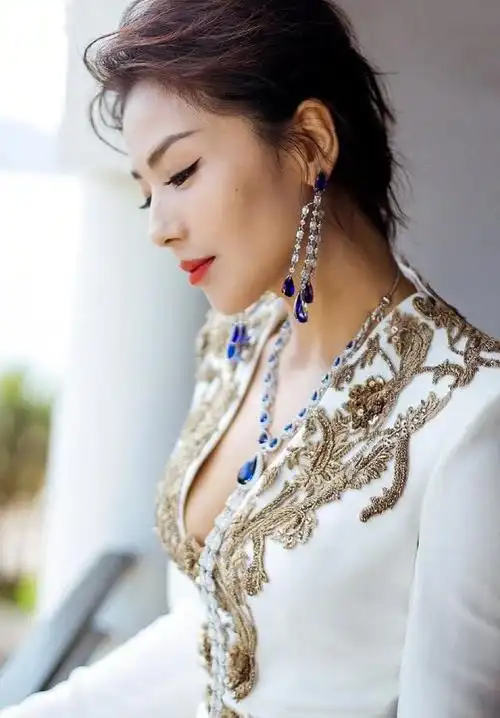 41岁刘涛现身机场柔中带刚,黑色皮衣配牛仔裤,又 酷又美