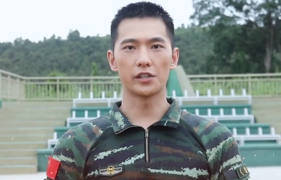 剪个寸头有何难!这才是军人的样子,鹿晗明白了吗?