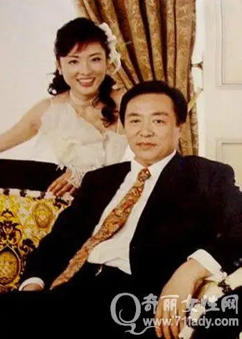 周涛老公是富商 与富商老公路云亲密照曝光(2)