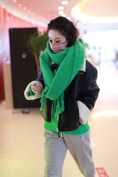 赵丽颖认真过冬,翻领外套搭绿色围巾温暖减龄,用手挡脸太可爱