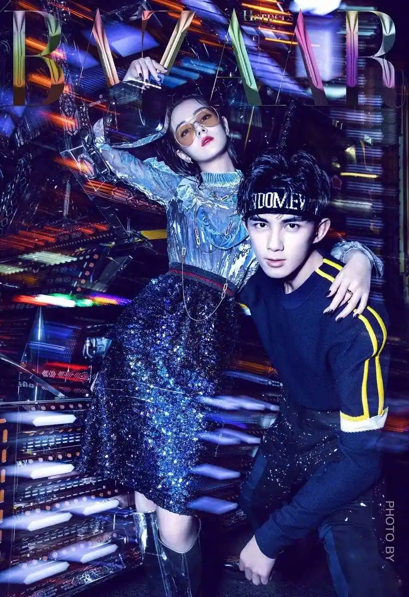 【迪丽热巴搭吴磊封面大片青春耀眼】 近日,攻气十足的迪丽热巴搭档