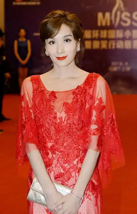 杨恭如越老越妖阿姨年纪还打扮如此艳丽可看脸是真的老了