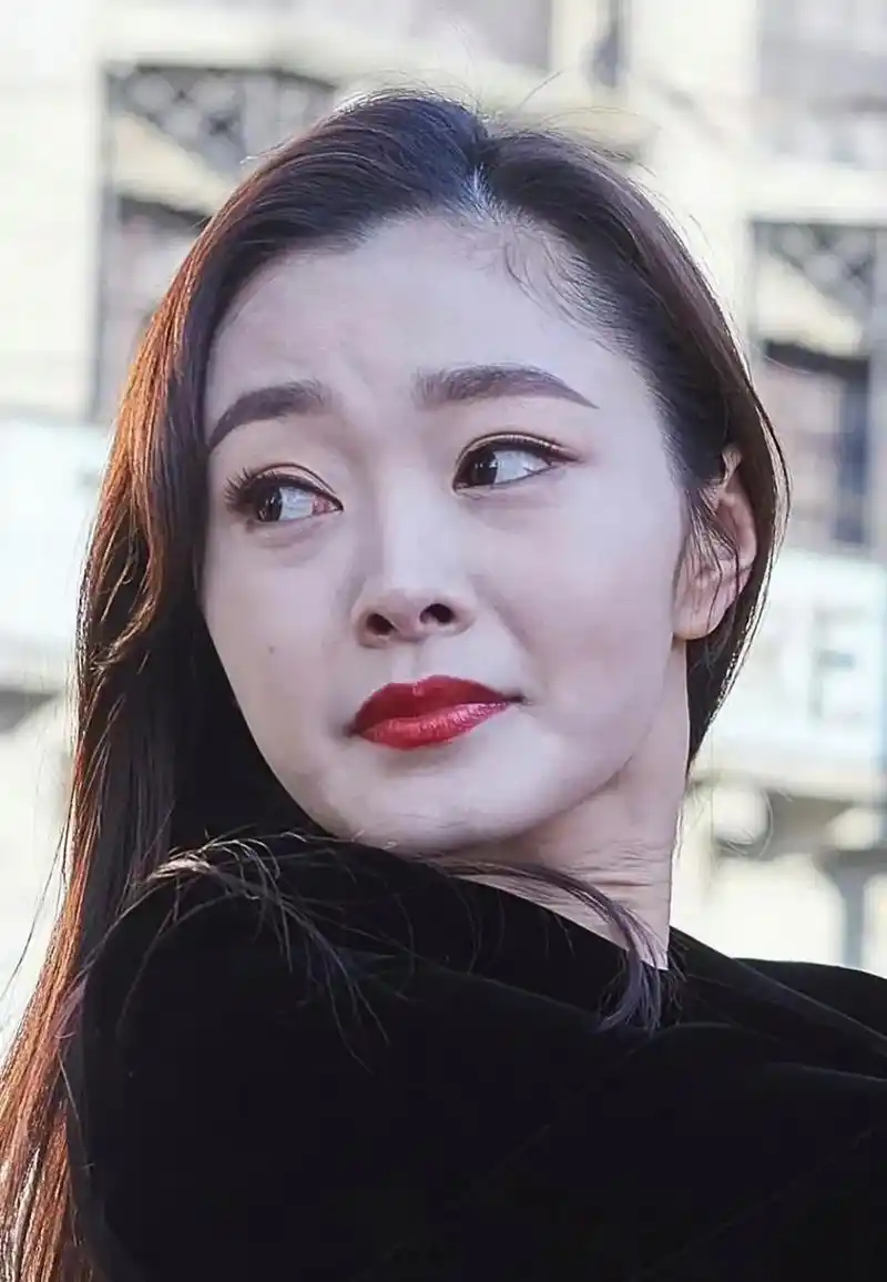 宋轶生图,颈纹好重啊,离开了美颜滤镜皮肤也并不是白到发光吹弹可破