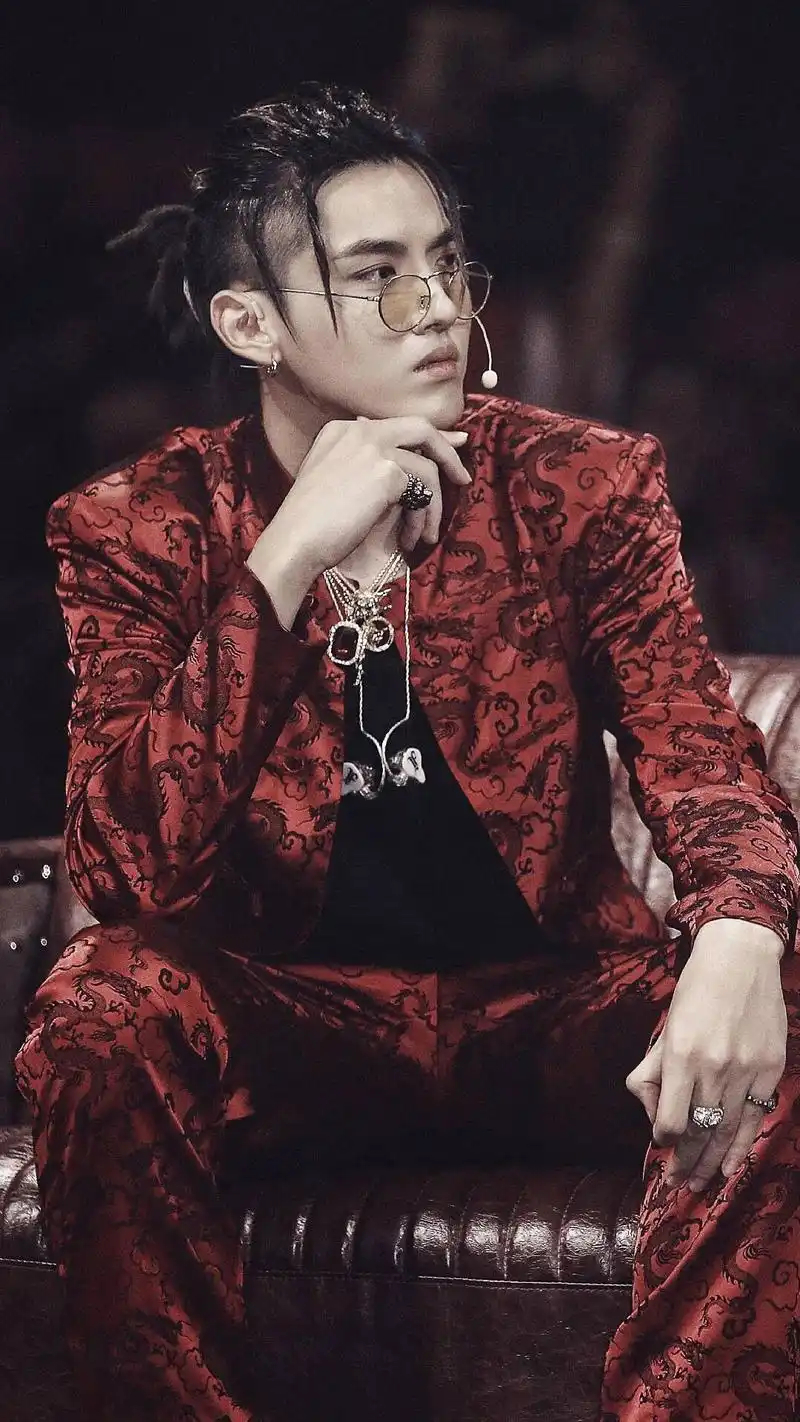 吴亦凡《中国有嘻哈》帅气手机壁纸图片