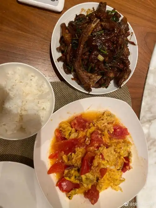 今天一个人的晚饭[嘻嘻]自己煮自己吃[并不. 来自快乐小王66 - 微博