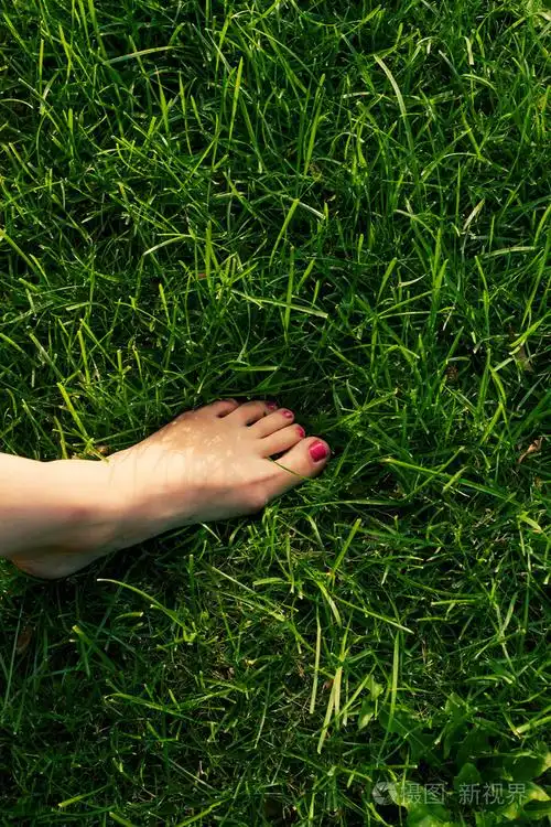 光着脚在绿色草地上