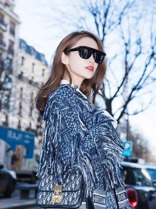 angelababy穿编制外套街拍,30岁看着像18岁青春少女,个性时髦_层次感