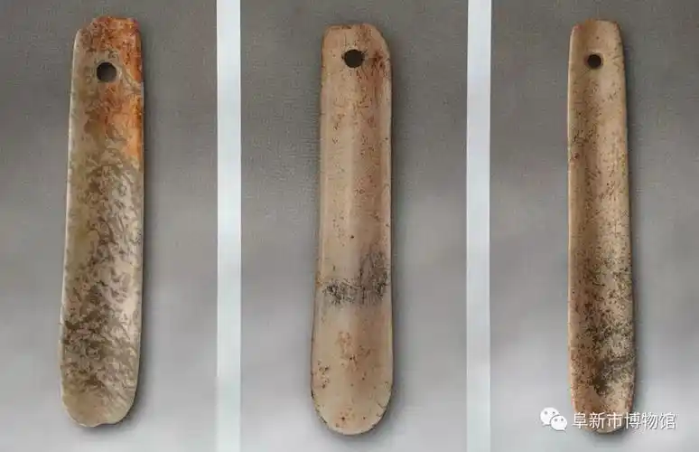 著名考古学家苏秉琦教授认为:"查海出土的玉器解决了三个问题,一是