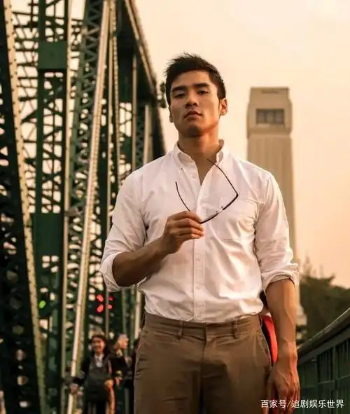 阳光帅气肌肉男模