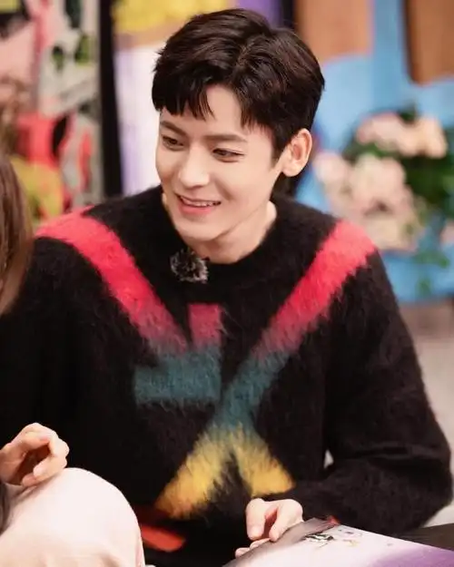 从韩剧带红的短浏海发型就相当适合鹅蛋脸的侯明昊,同时也相当受女性