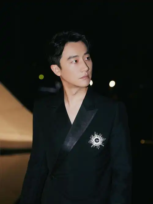 黄轩出席gq年度人物盛典海风中尽显慵懒绅士格调