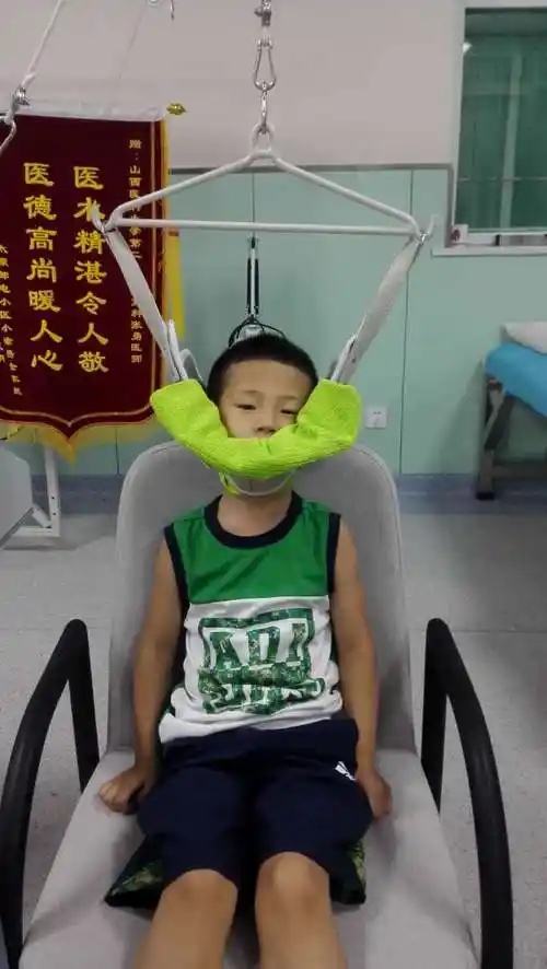 小孩突然歪脖子,父母千万别乱来