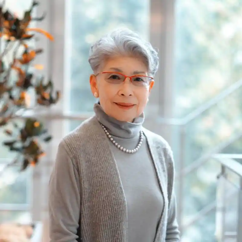 以前每年都要烫染退休后不想染发了什么发型精干好看显年轻